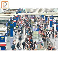 每日上萬名旅客於香港機場乘航機往返其他地方，人流不絕。