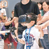 小童試玩場內的VR虛擬實境。（胡家豪攝）