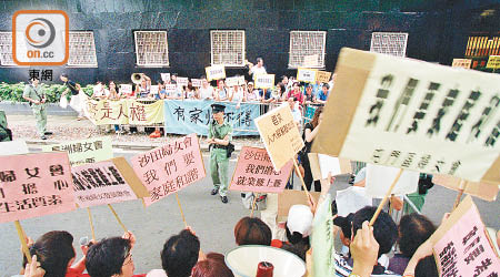 九九年終審法院就吳家玲案宣判，時任特首及行政會議就居港權問題首次提請人大釋法。