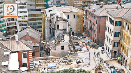 逾一百五十年歷史的「大館」已婚督察宿舍大樓今年五月時突然倒塌。（資料圖片）