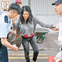 手指受傷女乘客需送院。（張開裕攝）