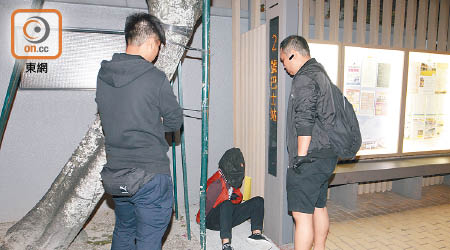 被捕疑匪蒙頭等候帶署調查。（文健雄攝）