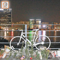 有市民在現場擺放「幽靈單車」悼念。