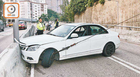 涉事房車橫亘行車線，警員在場調查。（張曉楠攝）