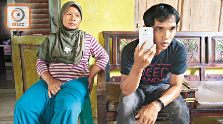 死者家屬表示會向被告索償，左為其中一名死者Sumarti Ningsih的母親，右為其胞弟。