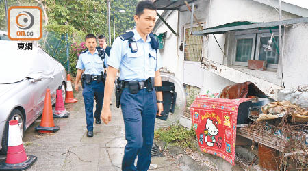 警員持盾牌搜捕兇徒。（馮溢華攝）