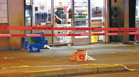 西雅圖<br>警員在槍擊案發附近的便利店內調查。
