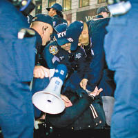 警方拘捕示威者。