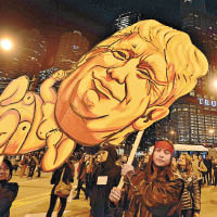 有民眾手持醜化特朗普的肖像。