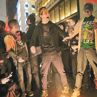紐約<br>一名示威者焚燒美國旗。