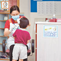 兒科醫生認為，家長應小心觀察幼童發燒的各種病徵。（資料圖片）