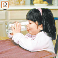多喝水有助身體散熱，幫助退燒。（資料圖片）