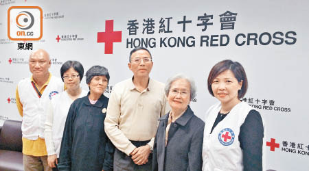 賴婆婆（右二）、麥先生（右三）和其七姐陳玉珍（右四）透過紅十字會尋人服務，終能與失散多年的家人團聚。（曾海琪攝）