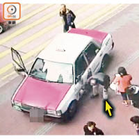 司機（黃箭嘴示）檢查的士車身，被指無關心傷者。