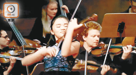 陳蒨瑩先是由母親教授演奏小提琴，之後跟隨名師徐惟聆學藝，希望未來能成為職業小提琴家。（陳蒨瑩母親提供）