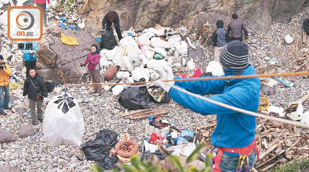 行山隊今年年初遠征東龍洲，沿山壁游繩下崖，清理崖底垃圾。