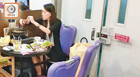 荃灣<br>一間食肆的逃生出口前被擺放了一張供兩人用的火鍋餐桌。