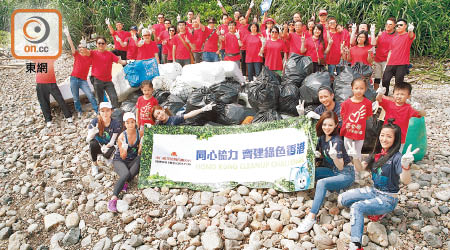 東方報業集團員工及一眾藝人齊齊參與「清潔香港」運動，支持環保。