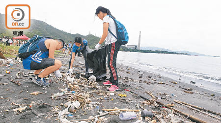 沙灘及海上垃圾問題嚴重，反映政府部門互相推莊卸責。