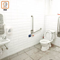 嘉咸市集每個檔口內設有獨立傷殘廁所。