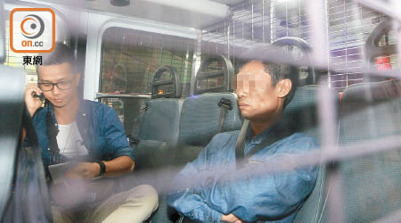 持行街紙越南漢（右）被捕帶署扣查。（蘇仲賢攝）