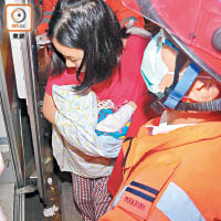 婦人抱着女嬰送院。（梁國雄攝）