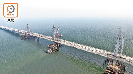 港珠澳大橋主橋首件鋼橋面組件於上周六已經完成鋪裝。