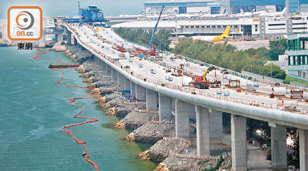 議員擔心隨着港珠澳大橋落成，大嶼山交通擠塞問題會更嚴重。