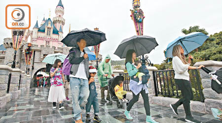 議員質疑擴建迪士尼對香港的效益。