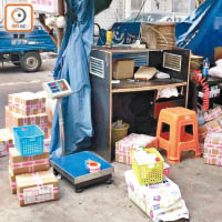 水貨搶手<br>在深圳福田口岸，一間速遞公司地下，放置紙尿片等貨品。