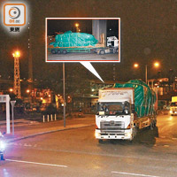 警車（左）護送裝甲車往屯門。（劉子文攝）