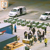 海關在另外三個貨櫃檢獲多箱軍用物品，經警方檢查後相信沒有爆炸品。