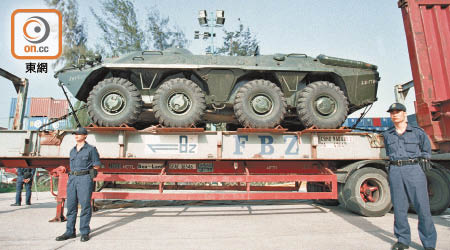 海關於二○○○年檢獲五輛前蘇聯製軍用BTR-70裝甲運兵車。