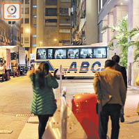 泊滿貨車<br>六合街多貨車停泊，貝爾特酒店旅客及旅巴在狹窄街道上落。