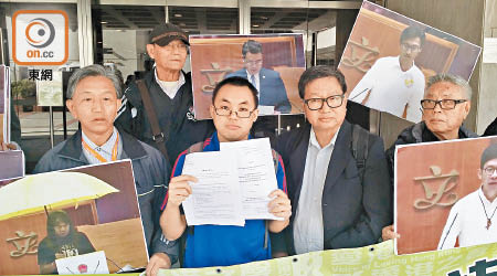 陳嘉偉（中）決定暫時取消挑戰其中六名立法會議員的宣誓有效性。