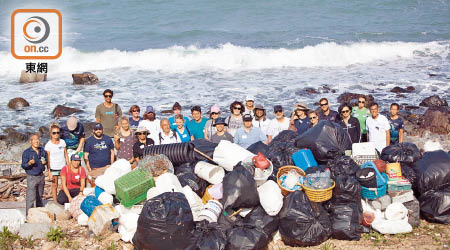 多個國家及地區領袖獲邀參觀鶴咀垃圾灣，並清理垃圾。