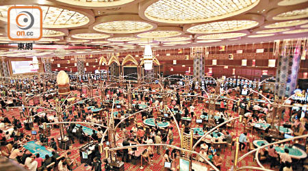 有議員指旅客到賭場賭博，大多使用現金，草案難免對澳門博彩及旅遊業帶來影響。（資料圖片）