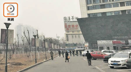 冬天的北京市區受霧霾天氣影響，天色昏暗。（受訪者提供）