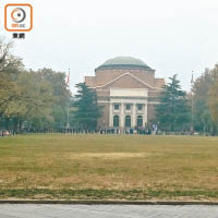 受霧霾天氣影響，北京清華大學周遭也灰濛濛。（受訪者提供）
