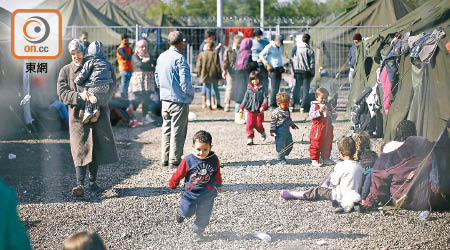 近年大批非法移民湧入歐洲，多國都增設難民收容中心應付。