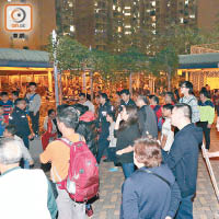 秀茂坪邨逾三百住戶疏散到樓下。