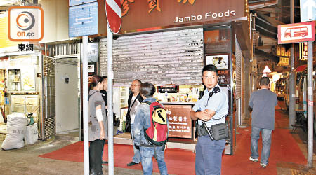 小食店被掃場，警方到場調查。（胡德威攝）