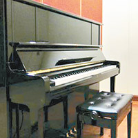 康文署轄下的音樂練習室，只有一台直立式鋼琴，沒有其他樂器提供。（互聯網圖片）