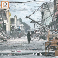二○一○年海地七級地震，市面滿目瘡痍。