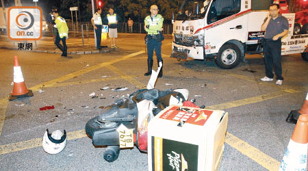 電單車車頭嚴重損毀，碎片散落一地。（劉子文攝）