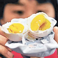 內地的測試人員發現，暖包的熱力可煮熟雞蛋。（互聯網圖片）