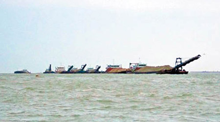 運沙船運載沙粒到新城A區重啟填海工程。（澳門新聞局提供）