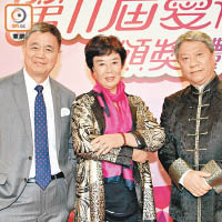 張佐民（右）同深圳國際公益學院院長王振耀（左）對張淑琴（中）善行讚不絕口。