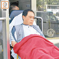 被告的港鐵舊同事（圖）聲稱在法院男廁遭踢腳襲擊，需由救護車送院治理。