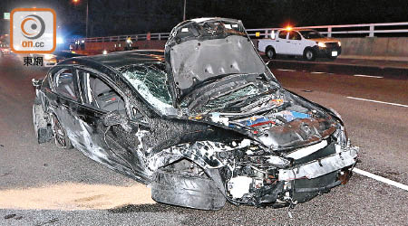 肇事Type-R跑車的車頭嚴重損毀。